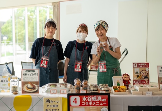 イベントで笑顔のチーム