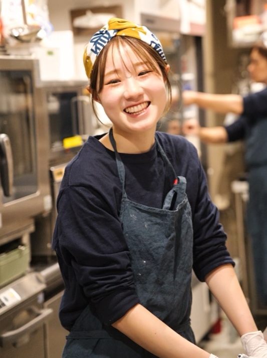 お弁当を持つスタッフ